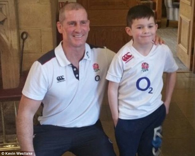 découvrez harry westlake, la mascotte virale qui enchante l'équipe u18 du six nations, apportant énergie et passion à chaque match.