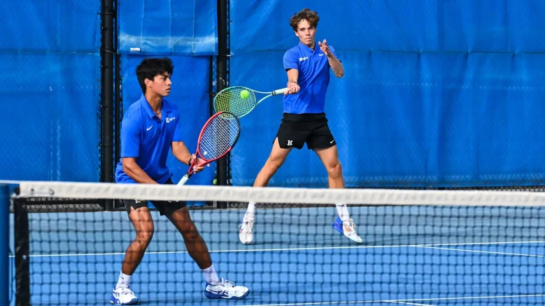 suivez le match de tennis masculin opposant le n°8 aux équipes de clemson n°28 et unc wilmington pour des rencontres palpitantes et compétitives.