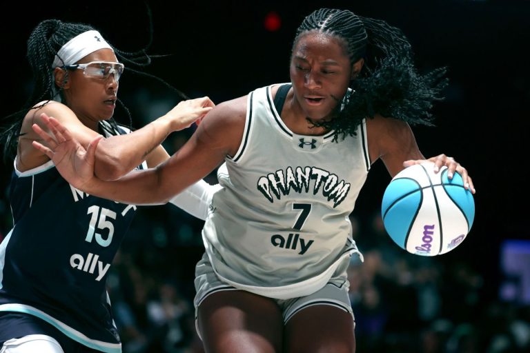 aliyah boston impressionne en dominants l'indiana fever lors d'un match de pré-saison wnba, démontrant son talent et son impact sur le terrain.