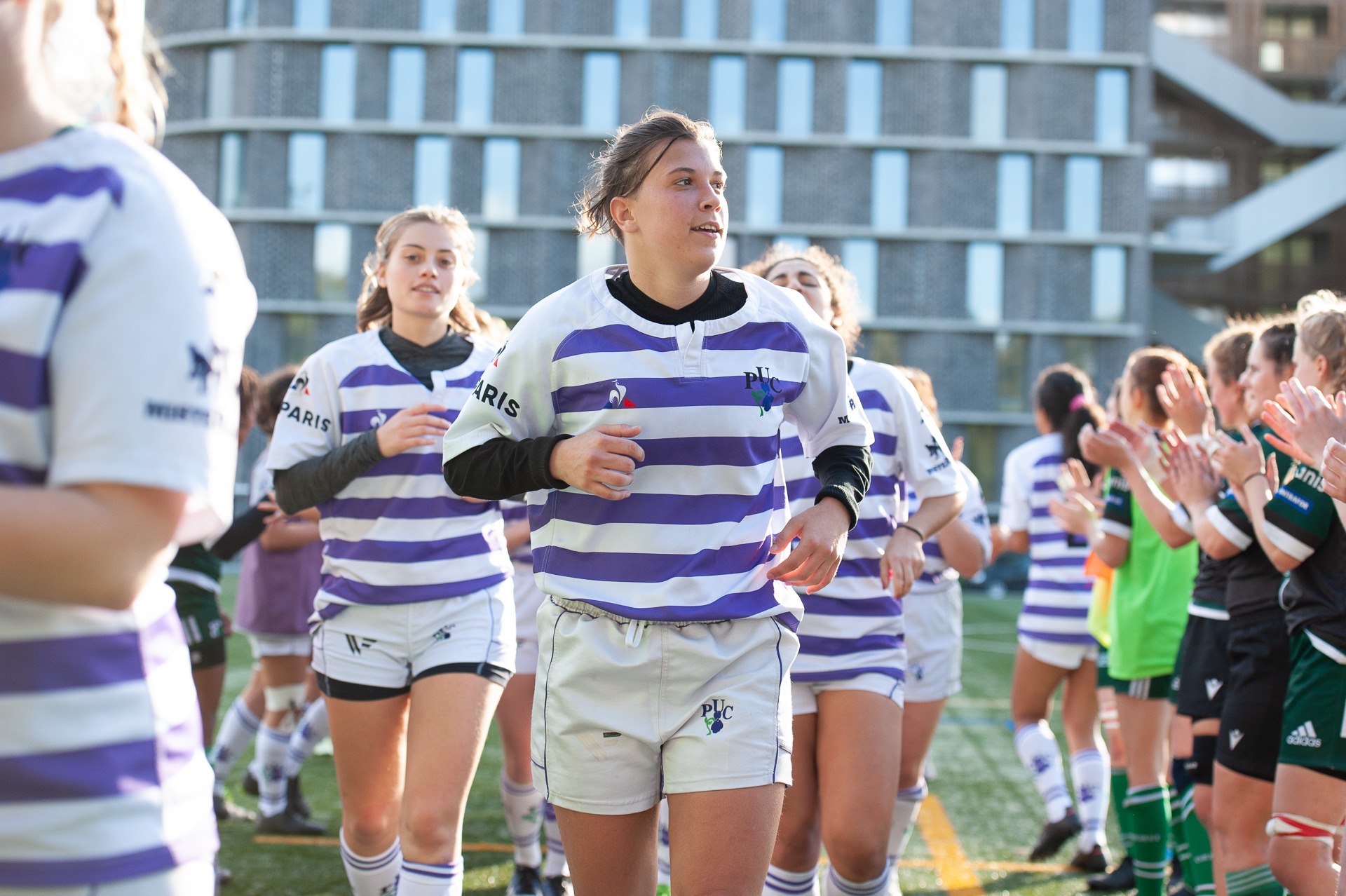 découvrez le changement dans les écoles de rugby : les équipes féminines sont désormais intégrées dans la catégorie 'ouverte' pour plus d'inclusivité et de diversité.