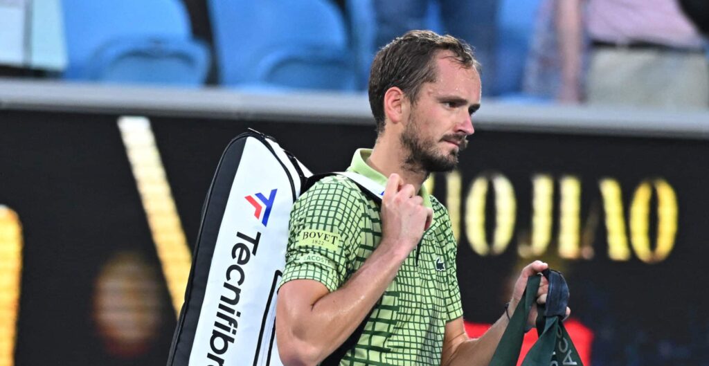 découvrez pourquoi medvedev et d'autres stars du tennis sont actuellement bloqués à dubaï, les impacts sur leurs calendriers et les derniÚres informations.