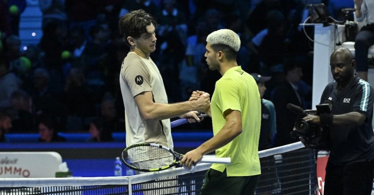 une star du tennis accuse certains joueurs de l'atp de laisser volontairement filer des sets, suscitant de vives réactions dans le monde du sport.