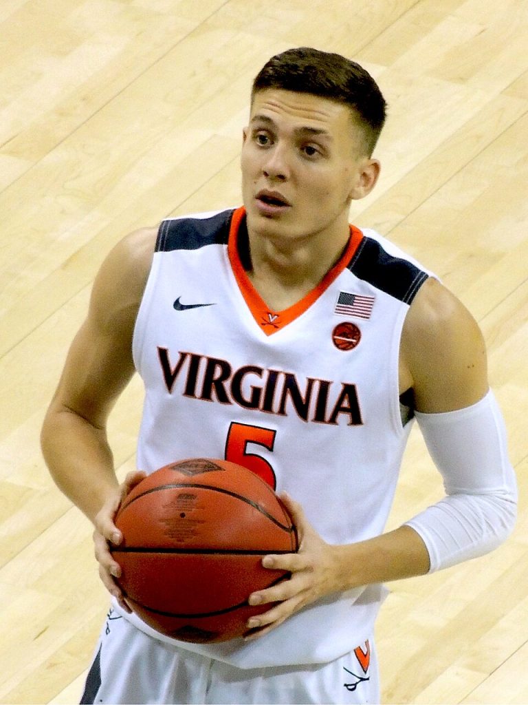 découvrez le top 10 des meilleurs joueurs de basketball universitaire lors des tournois de conférence, avec analyses, performances et moments clés.