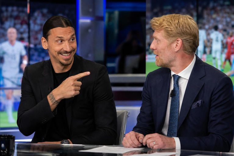 découvrez le moment amusant où zlatan ibrahimovic taquine en direct le commentateur alexi lalas lors d'une émission, dans un échange plein d'humour et de complicité.