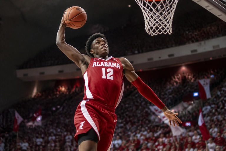 le basket-ball masculin : indiana prend une avance décisive pour recruter aiden sherrell, le talentueux transfuge de l'équipe d'alabama.