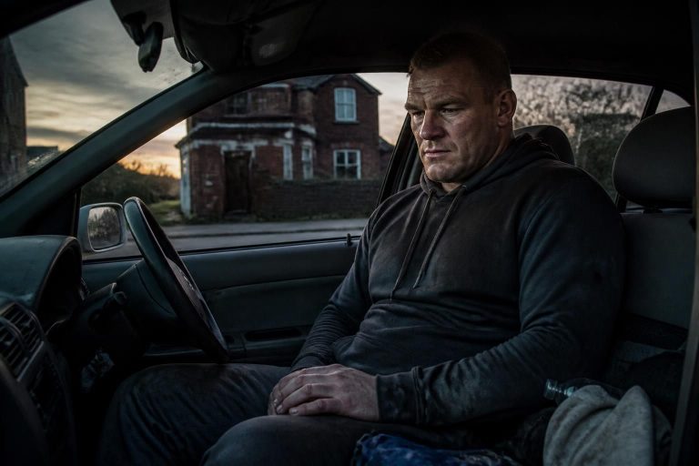 découvrez l'histoire poignante d'une star du rugby anglais devenue sans domicile fixe, forcée de dormir dans sa voiture après avoir perdu sa maison et sa femme.