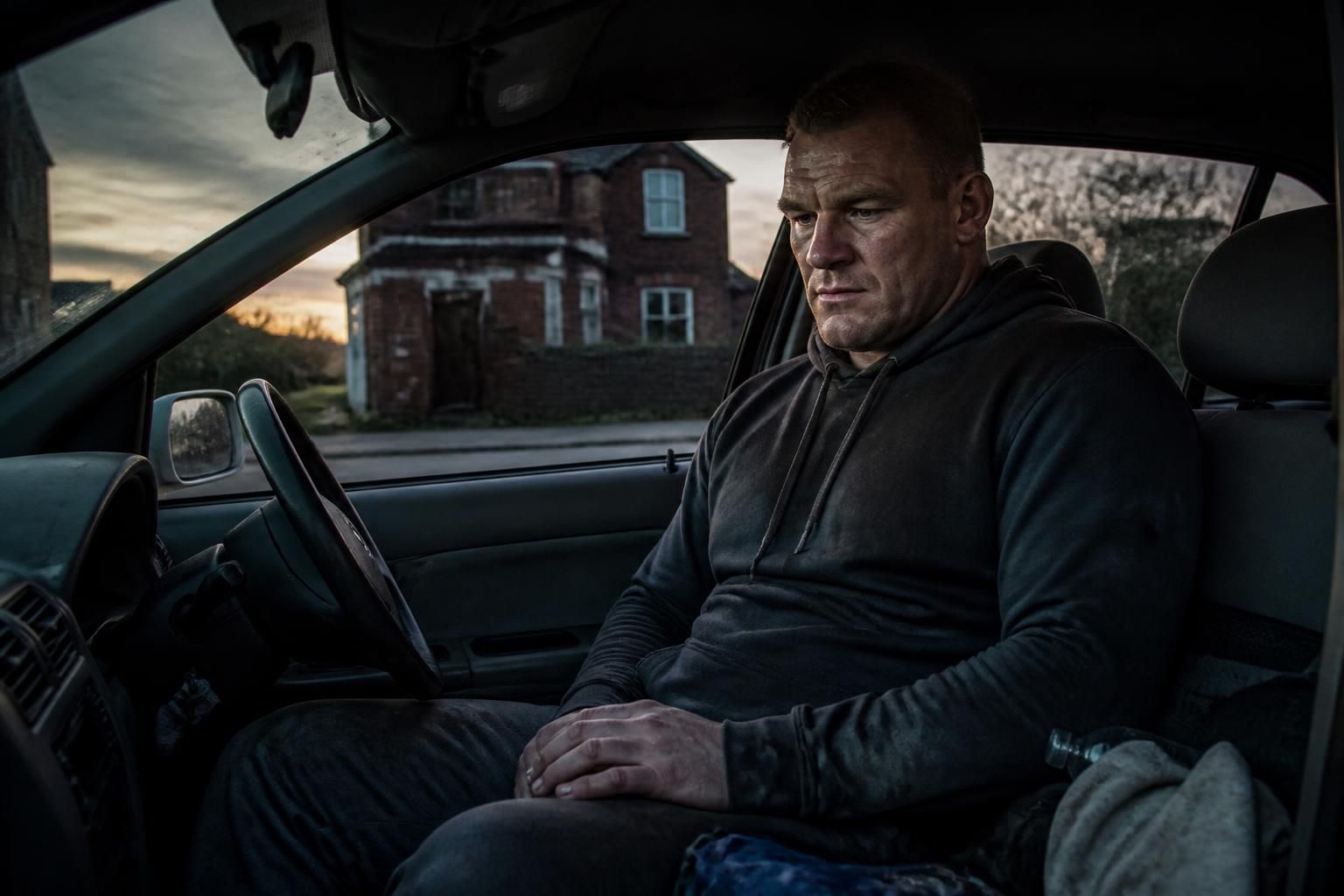 découvrez l'histoire poignante d'une star du rugby anglais devenue sans domicile fixe, forcée de dormir dans sa voiture après avoir perdu sa maison et sa femme.