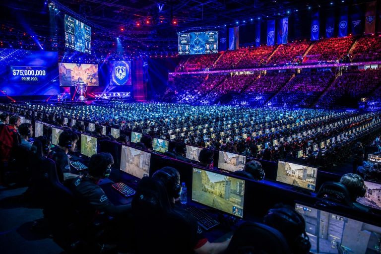 découvrez l'esports world cup, une compétition légendaire réunissant 2 000 joueurs et offrant 75 millions de dollars de prize pool, des chiffres impressionnants qui marquent l'histoire de l'esport.