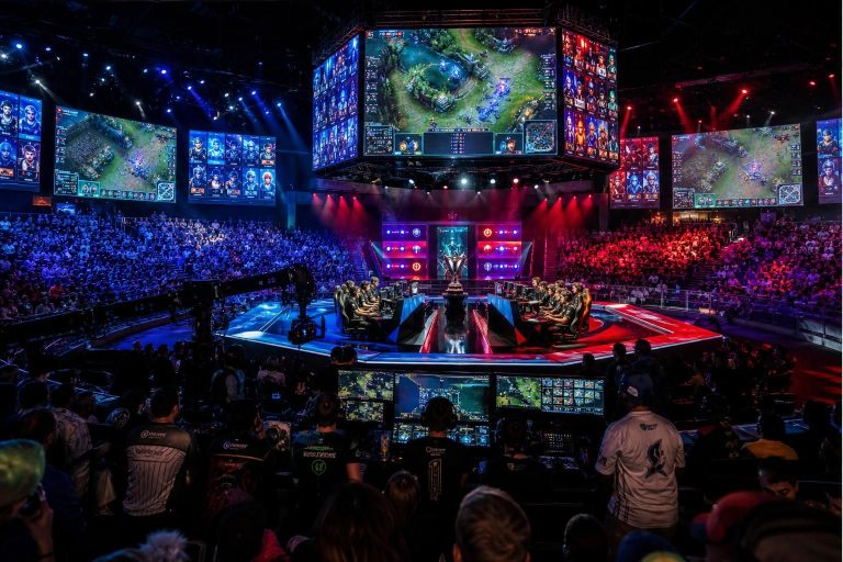 découvrez le guide complet de l'esports : horaires des compétitions majeures, stars incontournables à suivre, et informations sur les prix des billets pour les événements phares.