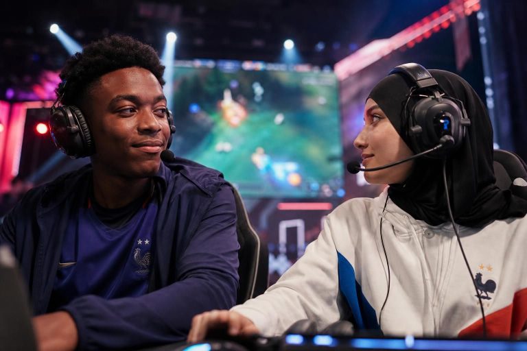 découvrez le point de vue unique de deux figures majeures françaises sur la fierté, les ambitions sportives et la diversité dans l’esports world cup, un événement phare du gaming compétitif.